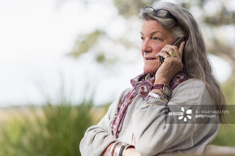 一个白人老太太在户外打电话图片素材