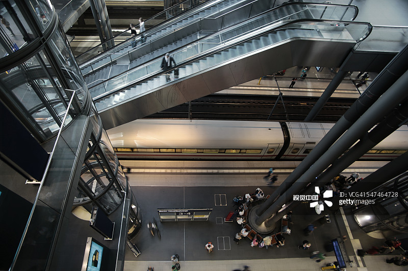 德国柏林中央车站内的自动扶梯和楼梯上的乘客图片素材