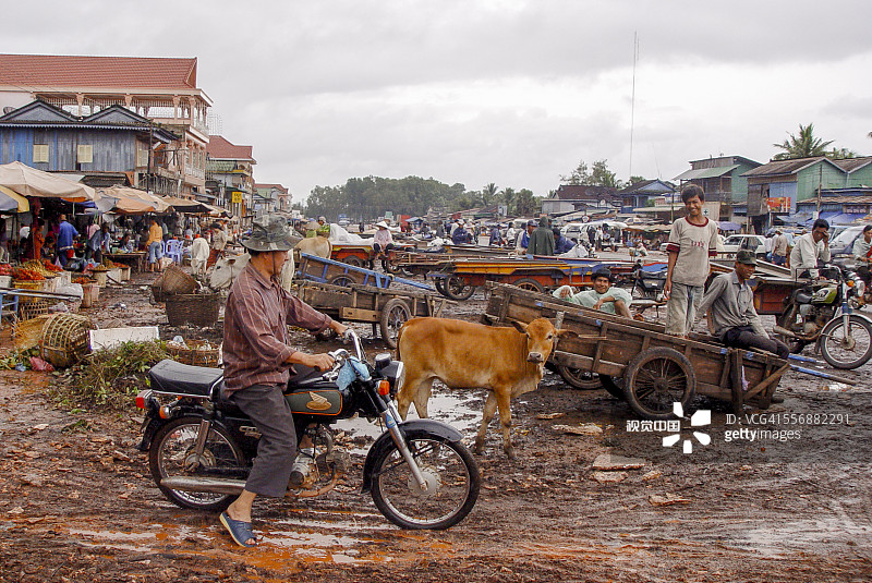 柬埔寨农贸市场上的泥泞地面图片素材