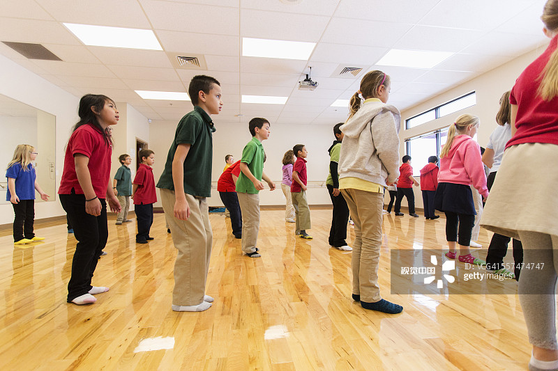 孩子们在体育课上跳舞图片素材