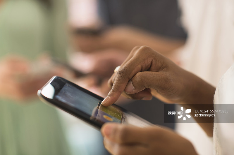 女人使用手机触摸屏的特写图片素材