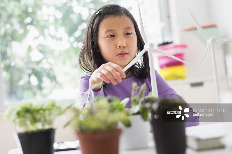 中国学生在科学实验室检查风力涡轮机模型图片素材