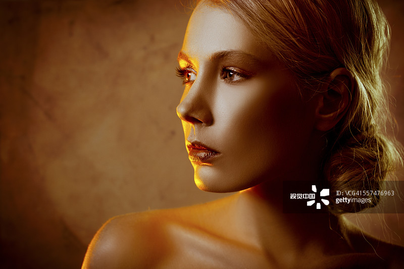 发型迷人的白人女性图片素材