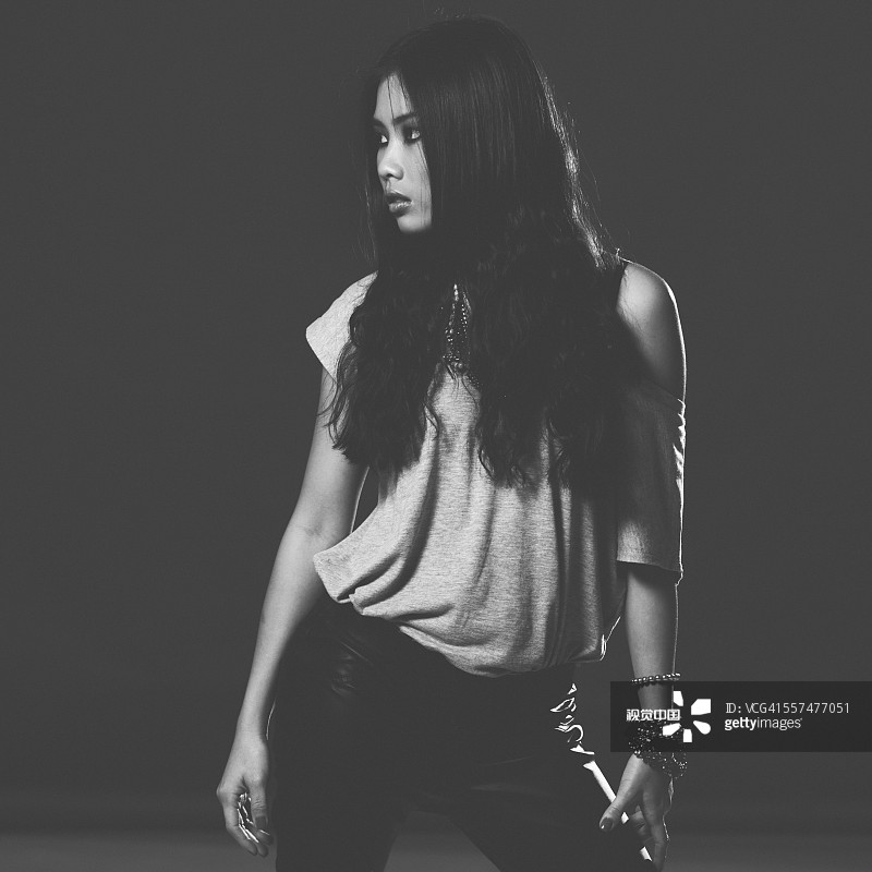 长发迷人女性图片素材