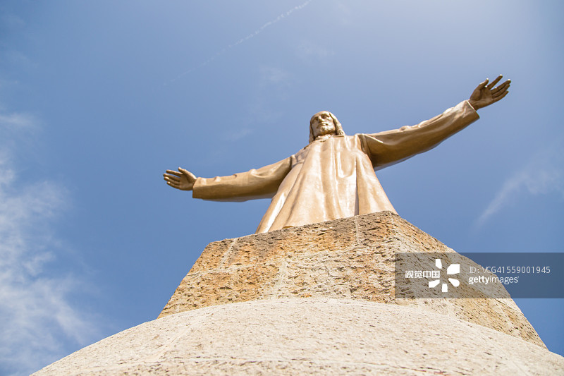 在蒂比达博山顶张开双臂的耶稣基督图片素材