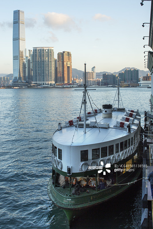 中国香港天星小轮和九龙天际线图片素材