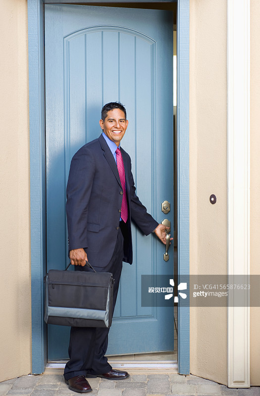 打开前门的西班牙裔商人图片素材