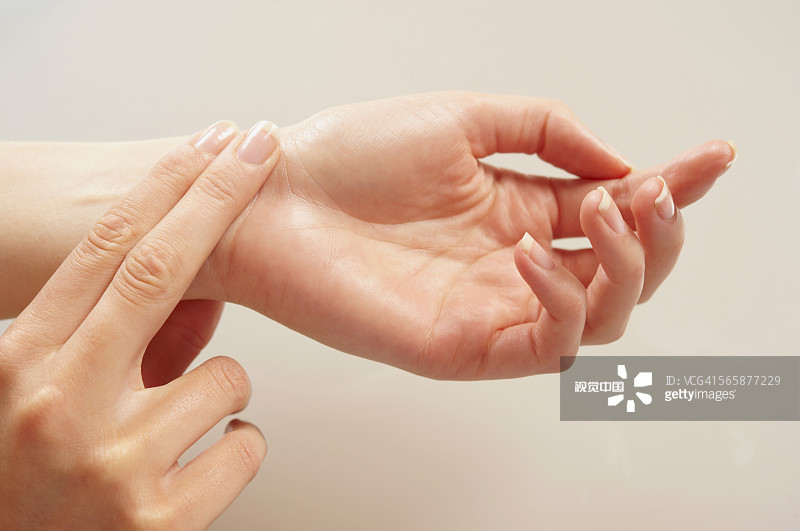 正在检查脉搏的白人女性图片素材