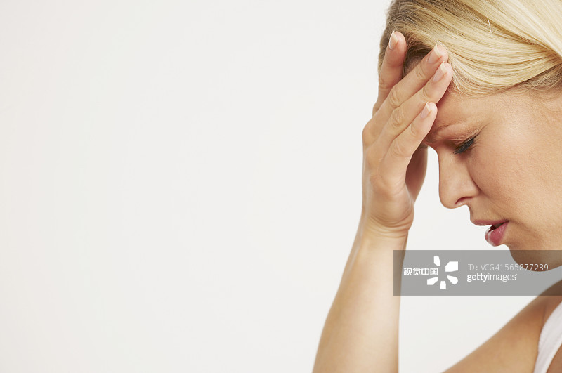 揉额头的有压力的白人妇女图片素材