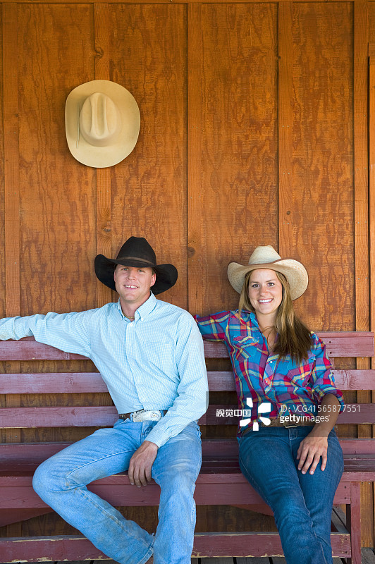 在木凳上微笑的白人牧场主图片素材