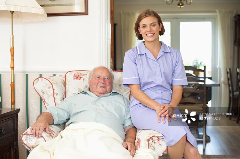 白人护士在病人家中微笑图片素材