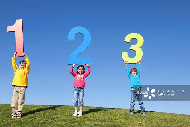 孩子们在田野里玩数字游戏图片素材