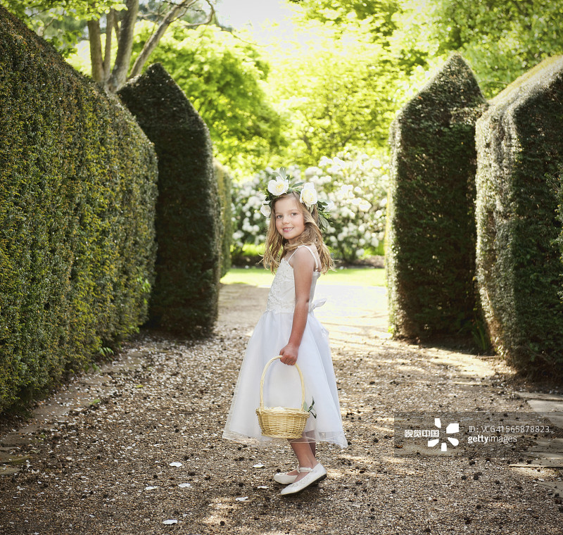 在花园里撒花瓣的白人女孩图片素材
