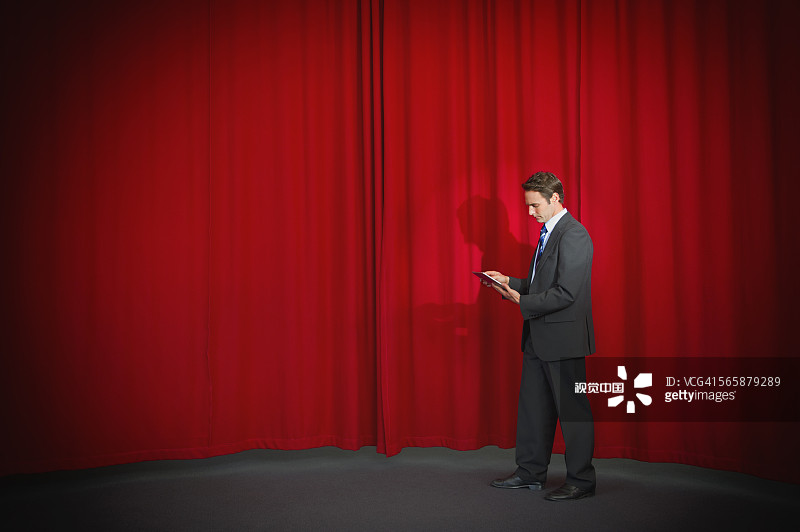 白人商人在舞台上使用数码平板电脑图片素材