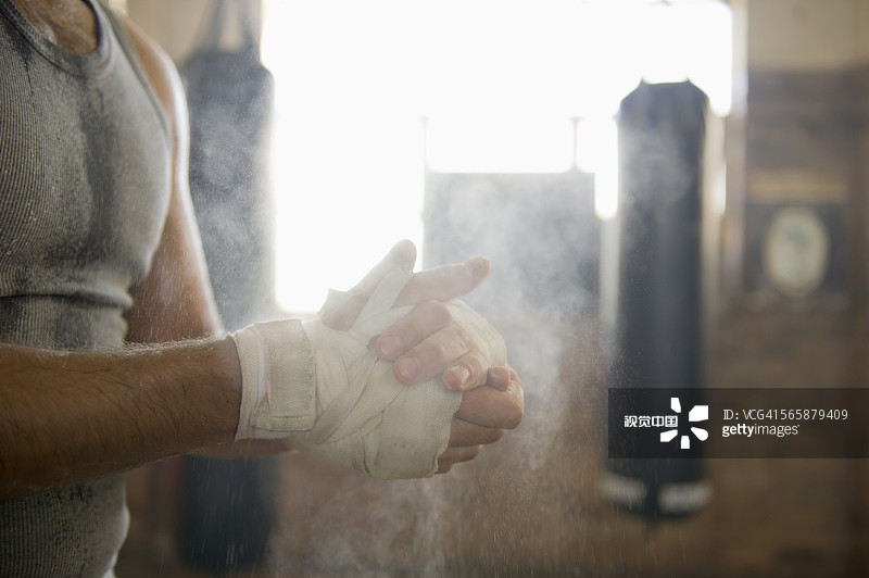 白人拳击手在体育馆里用镁粉擦手图片素材