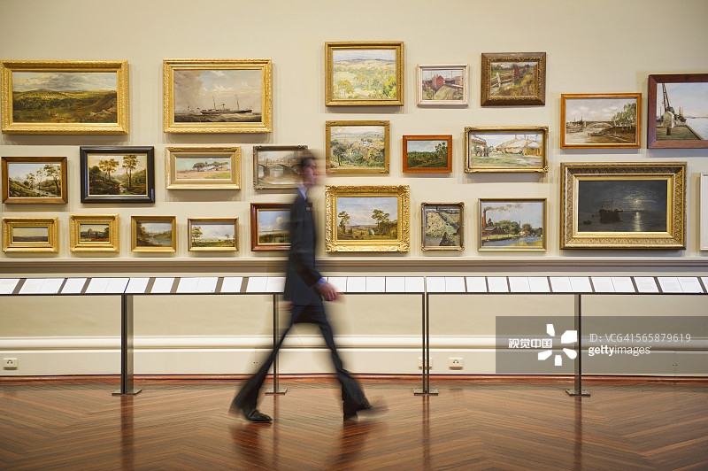 美术馆内行走的模糊白人保安图片素材