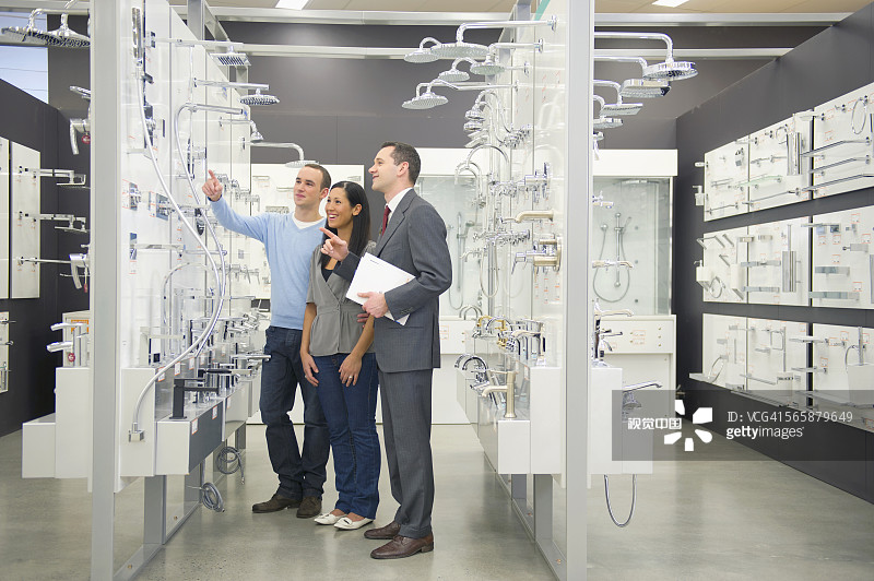 商人在商店帮助夫妇选购浴室设备图片素材