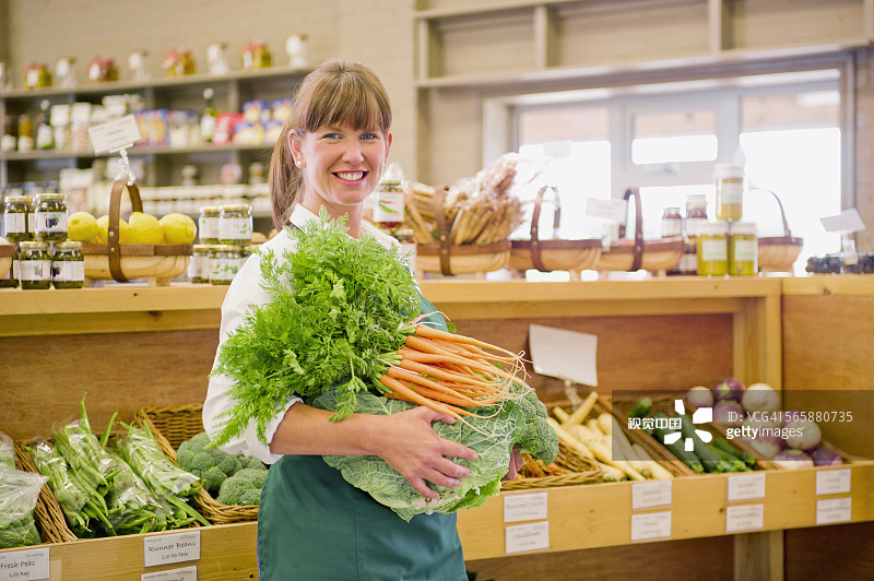 白人店员在杂货店工作图片素材