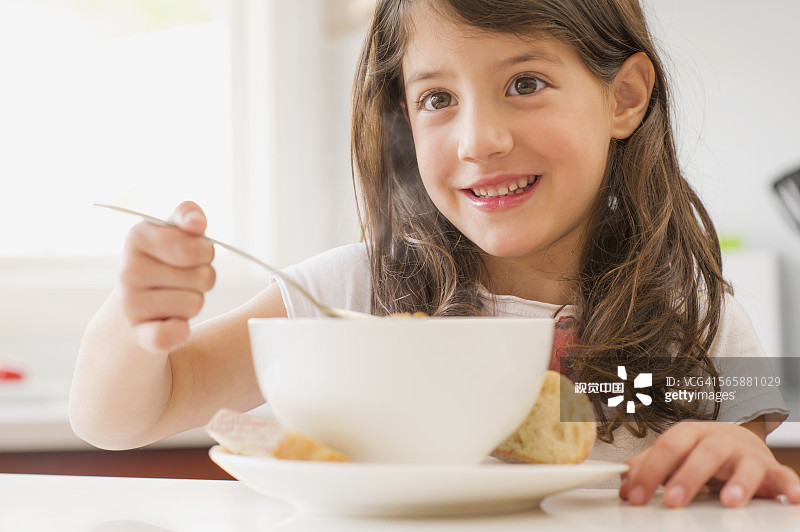 西班牙裔女孩喝汤特写图片素材