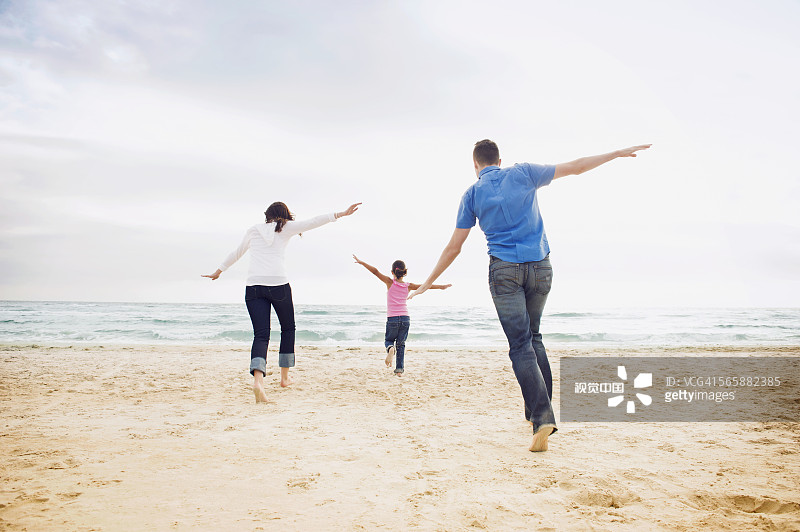 在海滩上玩耍的白人家庭图片素材