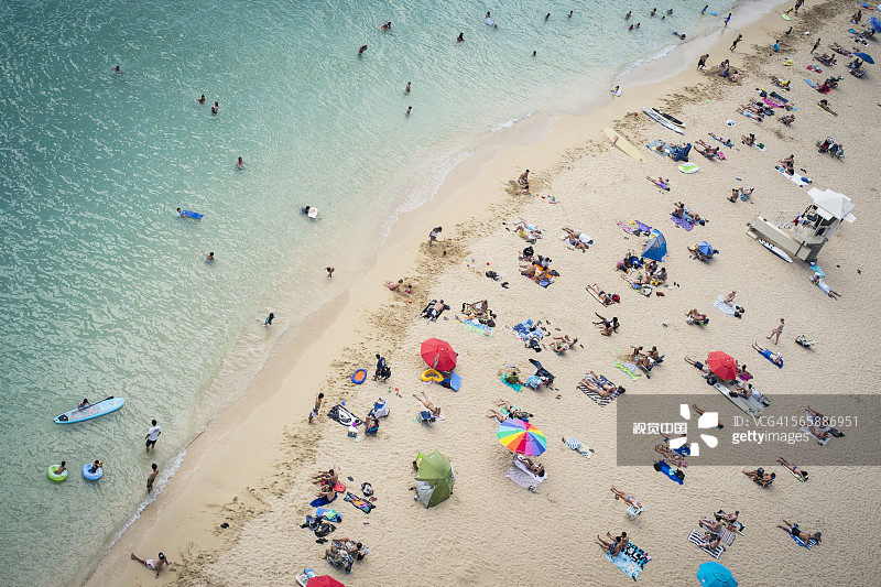 海滩游客鸟瞰图图片素材