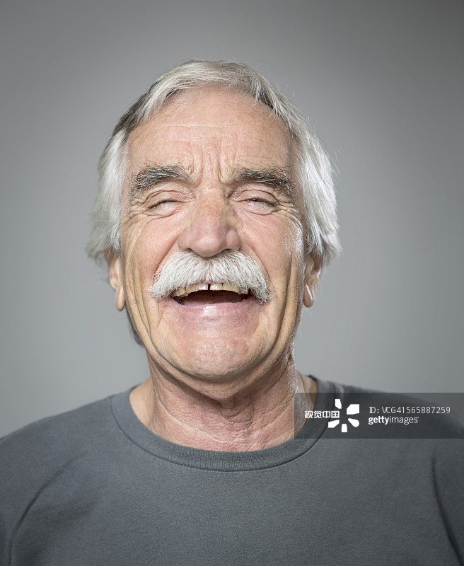年长的白人男子大笑特写图片素材