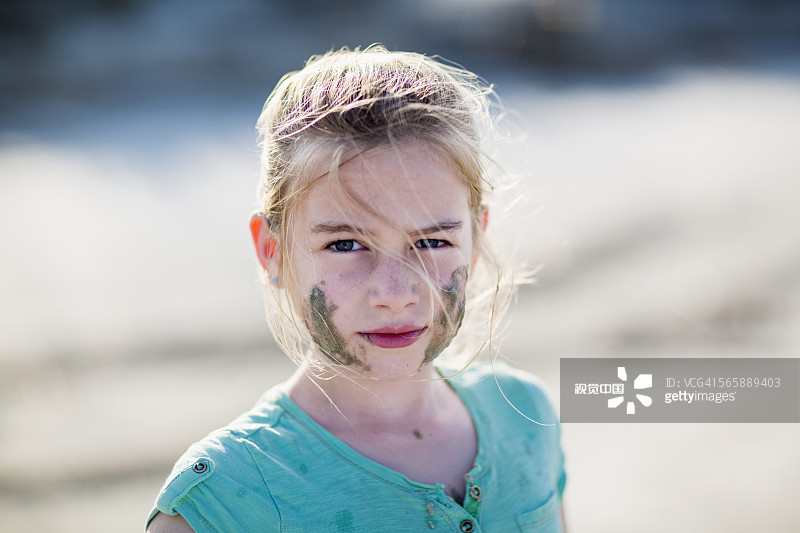 白种女孩，一脸脏乱地躺在沙滩上图片素材
