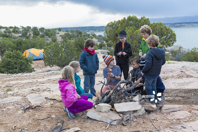 孩子们在野外营火图片素材