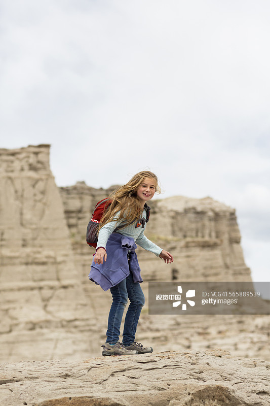站在沙漠岩层上的白人女孩图片素材