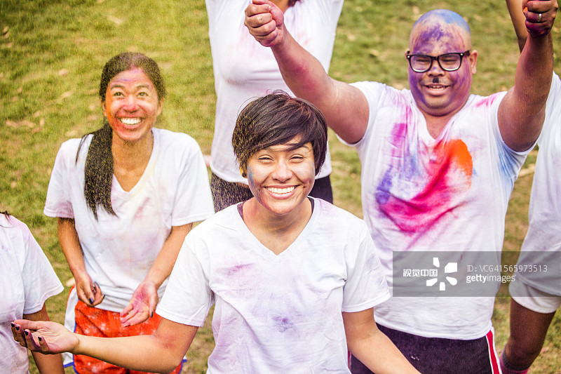 微笑的朋友身上沾满了颜料粉，欢呼雀跃图片素材