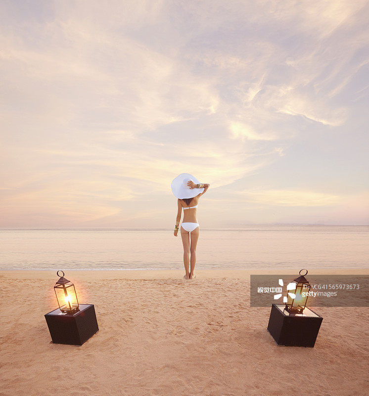 站在沙滩上的比基尼日本女人图片素材