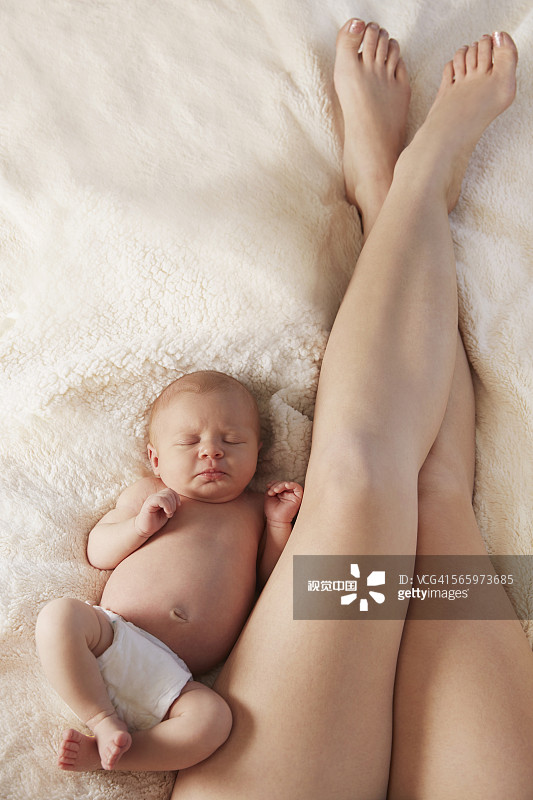 母亲和新生儿躺在床上图片素材