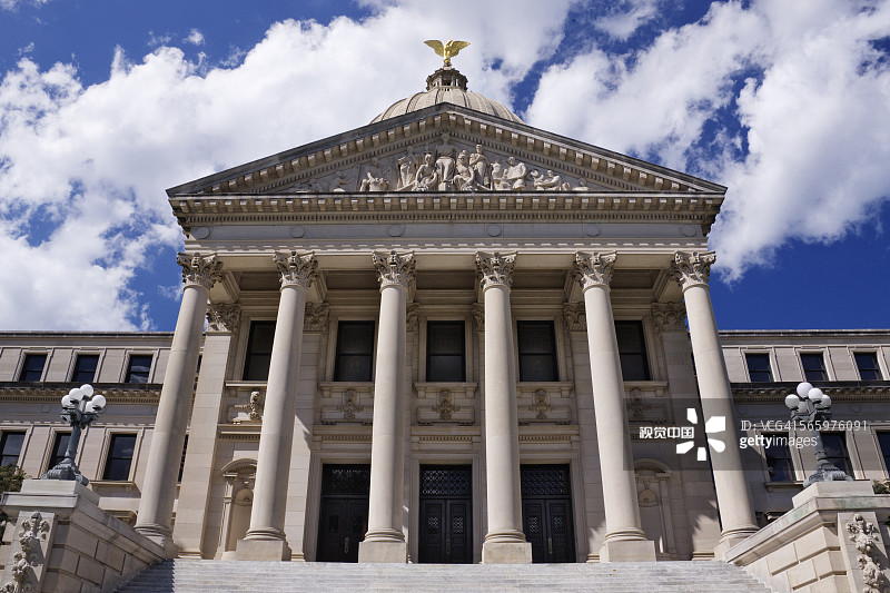 低角度的正面密西西比州国会大厦，杰克逊，密西西比州，美国图片素材