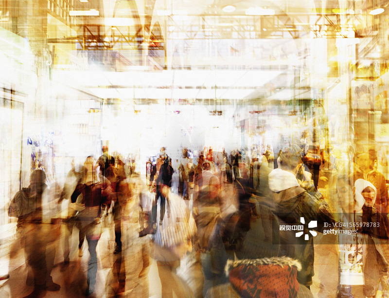 繁忙的大厅里人们行走的模糊视图图片素材