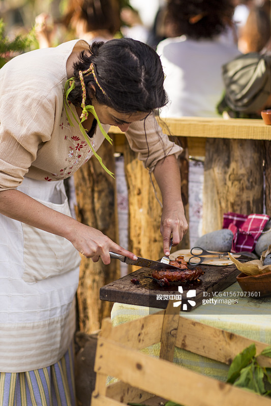女人正在切割香肠片图片素材