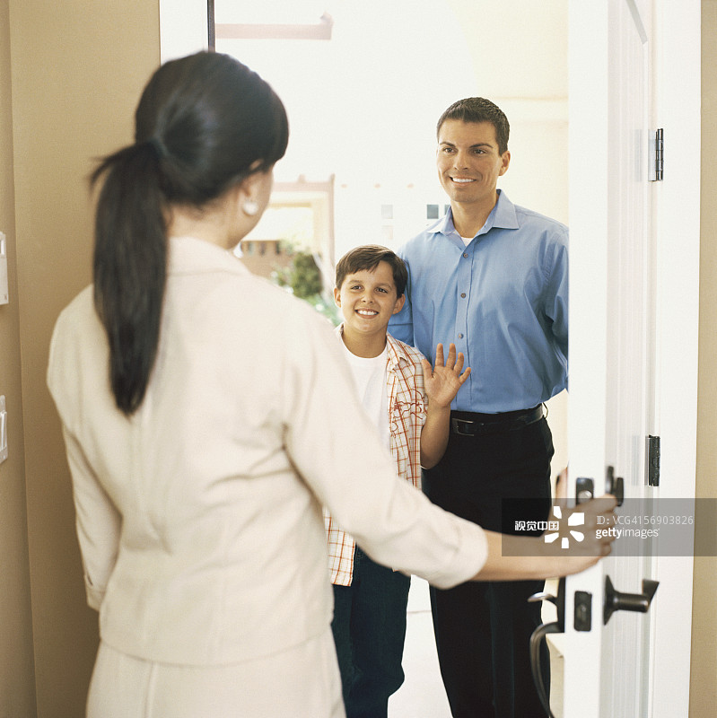 女人问候男人和儿子图片素材