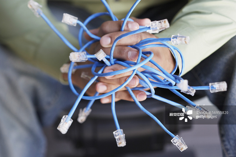 手持以太网电缆特写图片素材