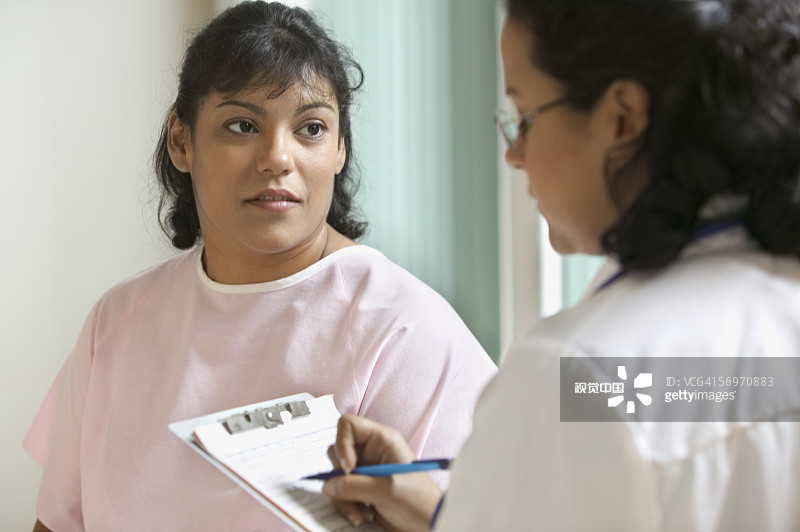 医生写病历，病人观看图片素材