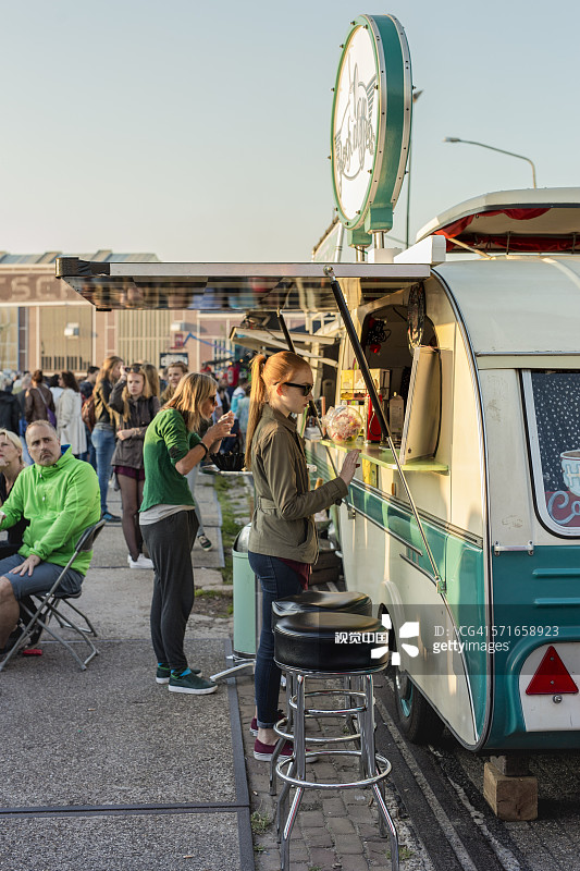美食节上的旅行车食品摊贩图片素材