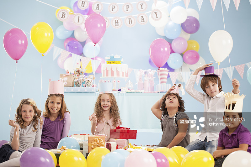 孩子们在生日聚会上戴着帽子图片素材