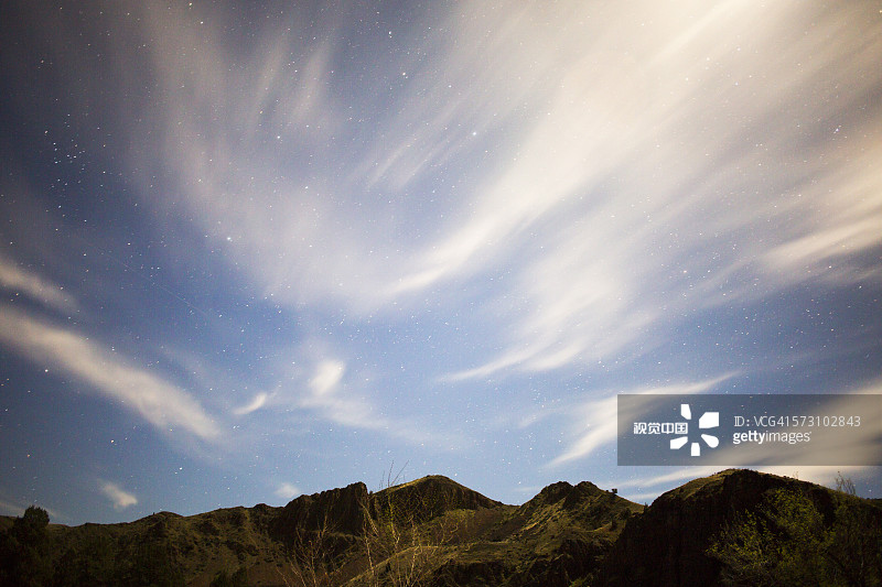 低角度的山顶下多云的天空图片素材