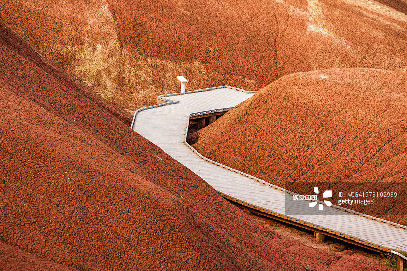 美国俄勒冈州，彩绘山，沙漠山丘上的木制人行道图片素材