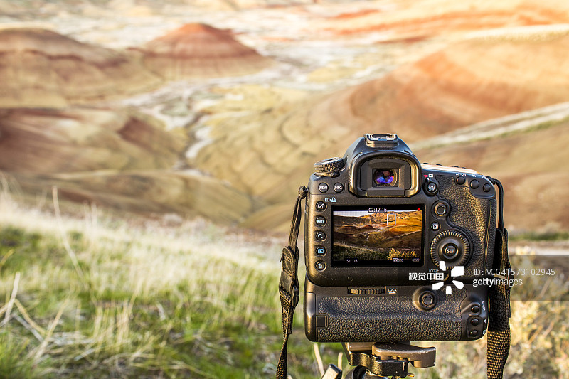 拍摄沙漠景观的相机，彩绘山，俄勒冈，美国图片素材