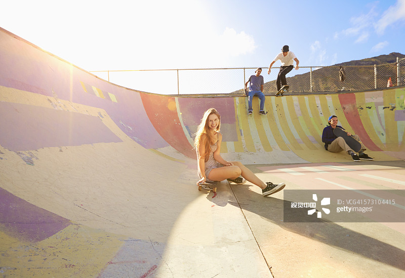 朋友们在滑板公园的坡道上放松图片素材