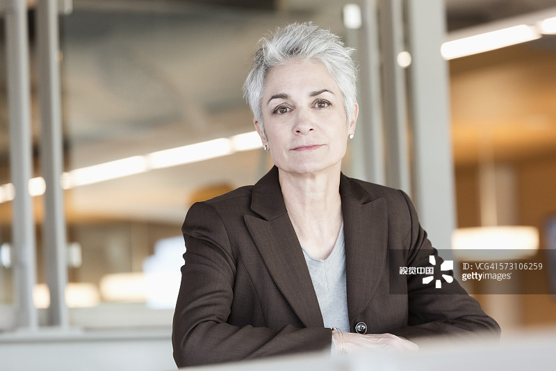 白人女商人倚靠在栏杆上图片素材