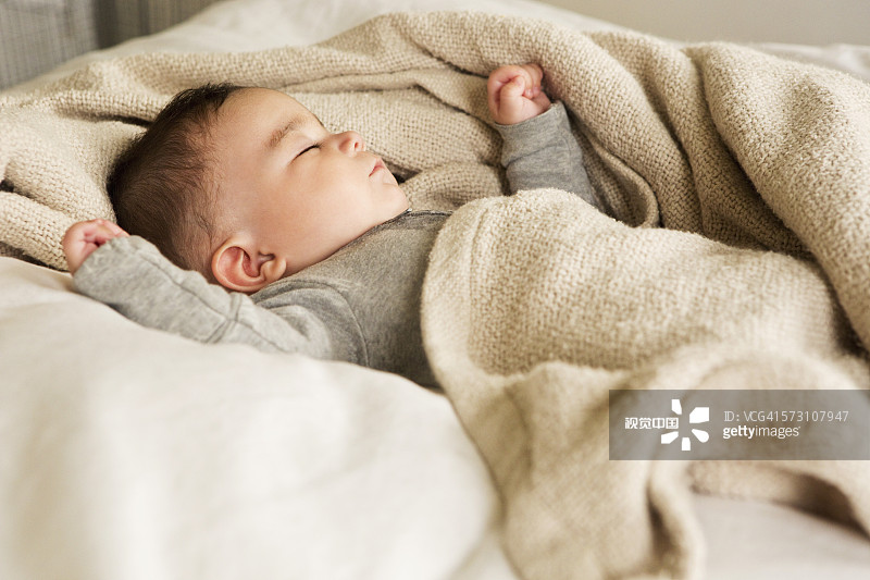 混血婴儿睡在床上图片素材