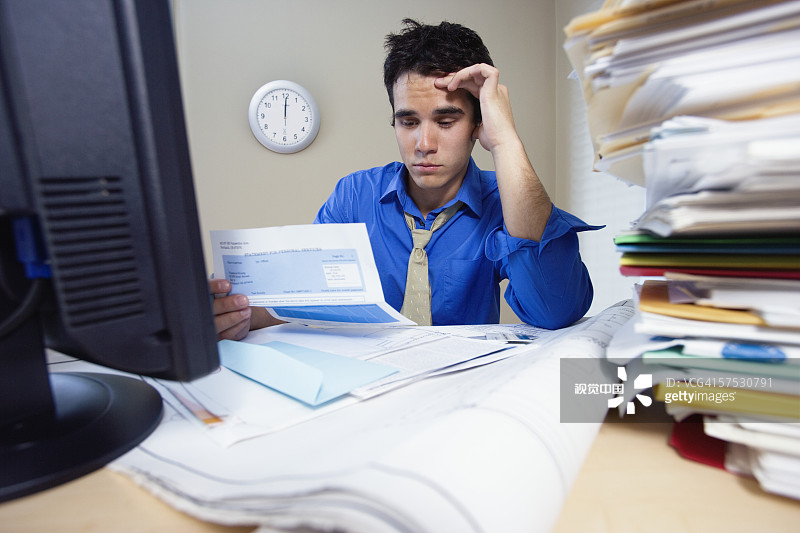 办公桌上堆满了文件的商人图片素材