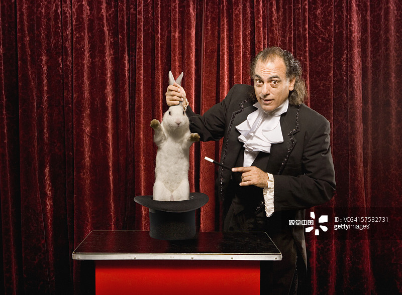 魔术师从帽子里拉出一只兔子图片素材
