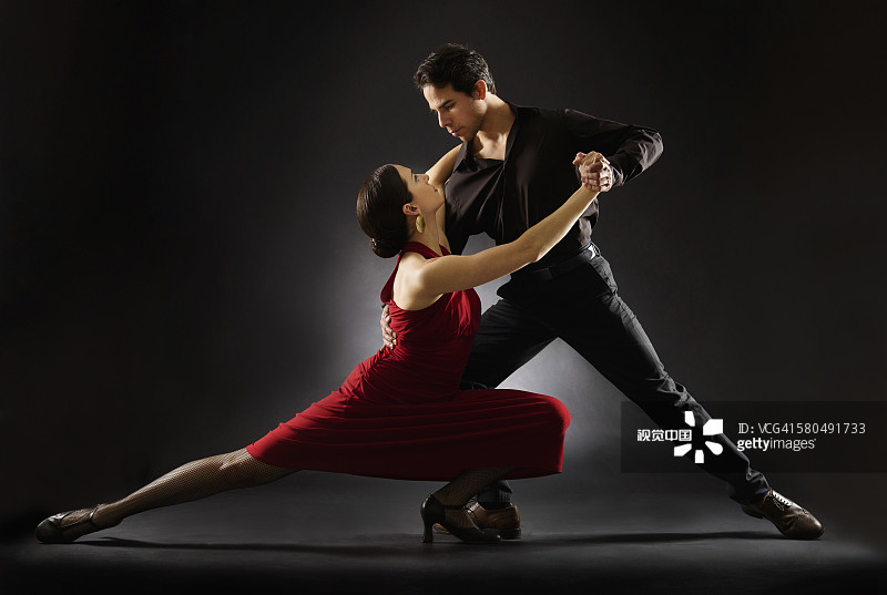 表演萨尔萨舞的西班牙裔舞者图片素材