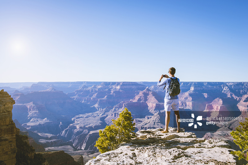 白人男子拍摄亚利桑那州大峡谷的沙漠景观图片素材
